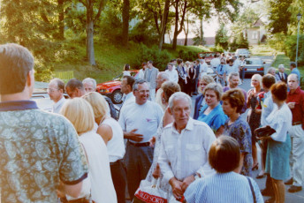 Voldemārs-Pūce-priekšācentrā-29.07.1995.-kolēģu-vidū-Jūrmalā-MARIENBĀDES-parkā-pirms-Latvijas-peldēšanas-sporta-90-gadu-jubilejas-svinībām.